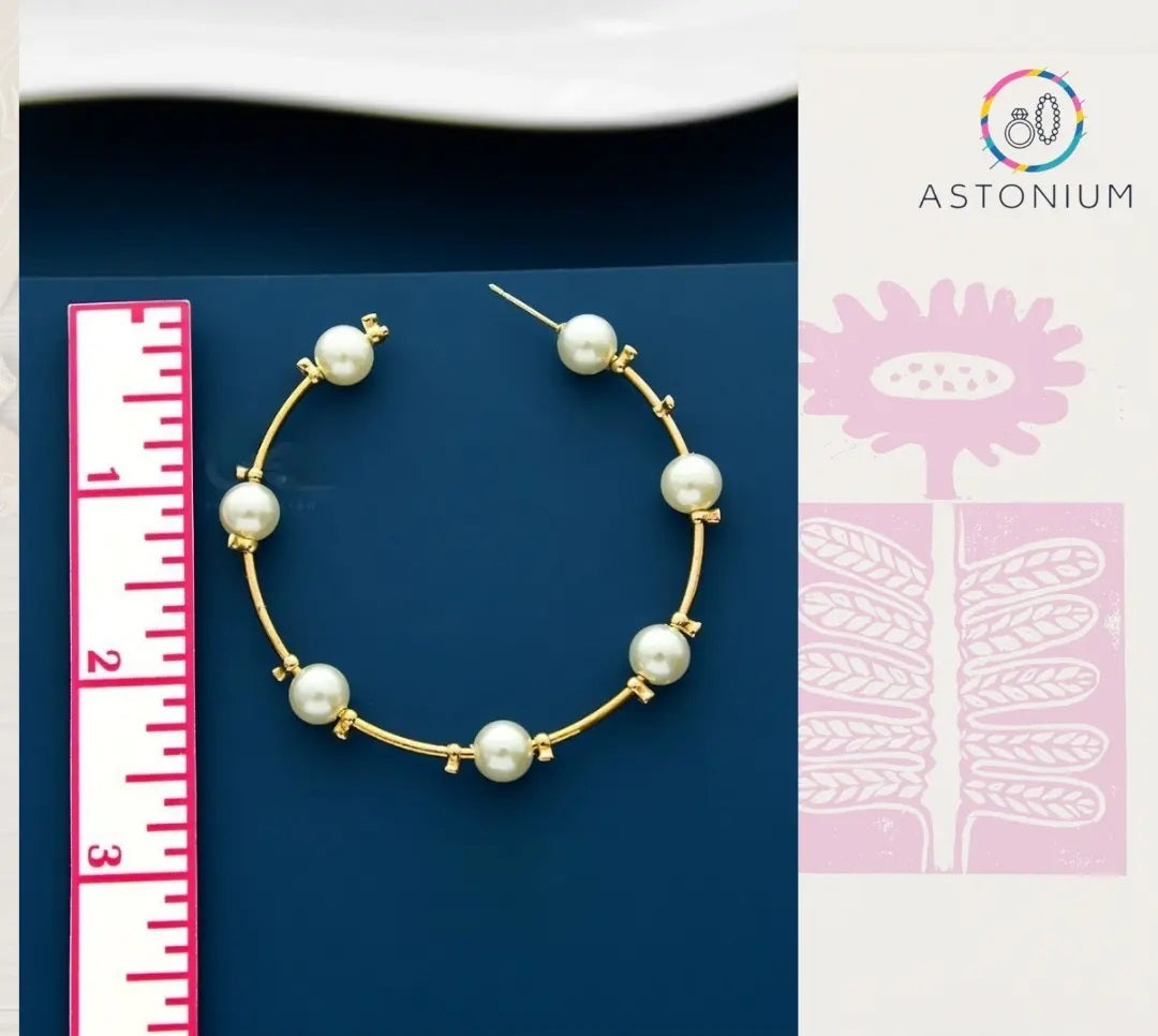 Pearly In The Gap statement golden with artificial pearly open hoops