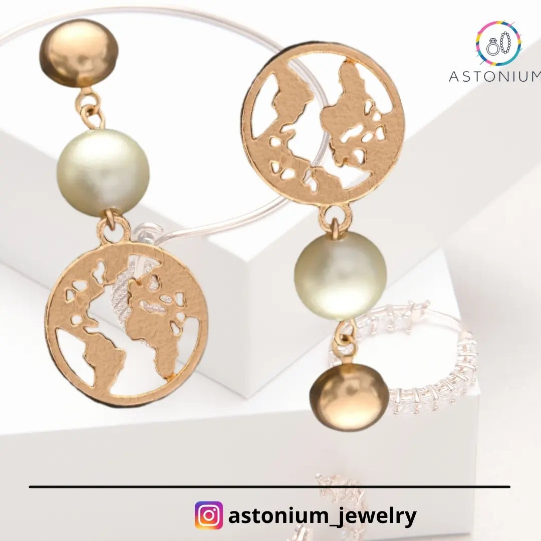 Frosty Globe - Golden Pearly Earrings