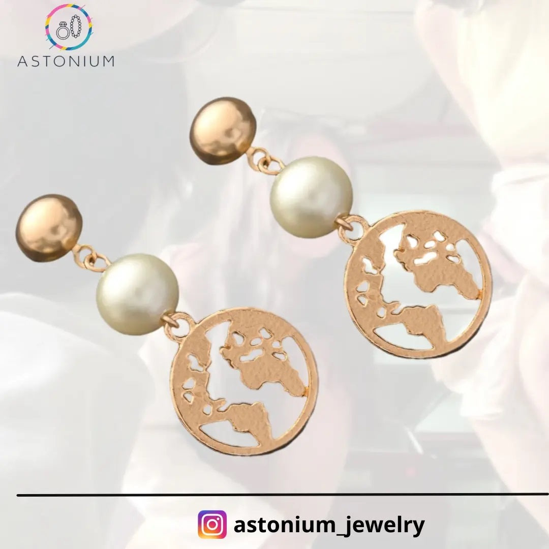 Frosty Globe - Golden Pearly Earrings